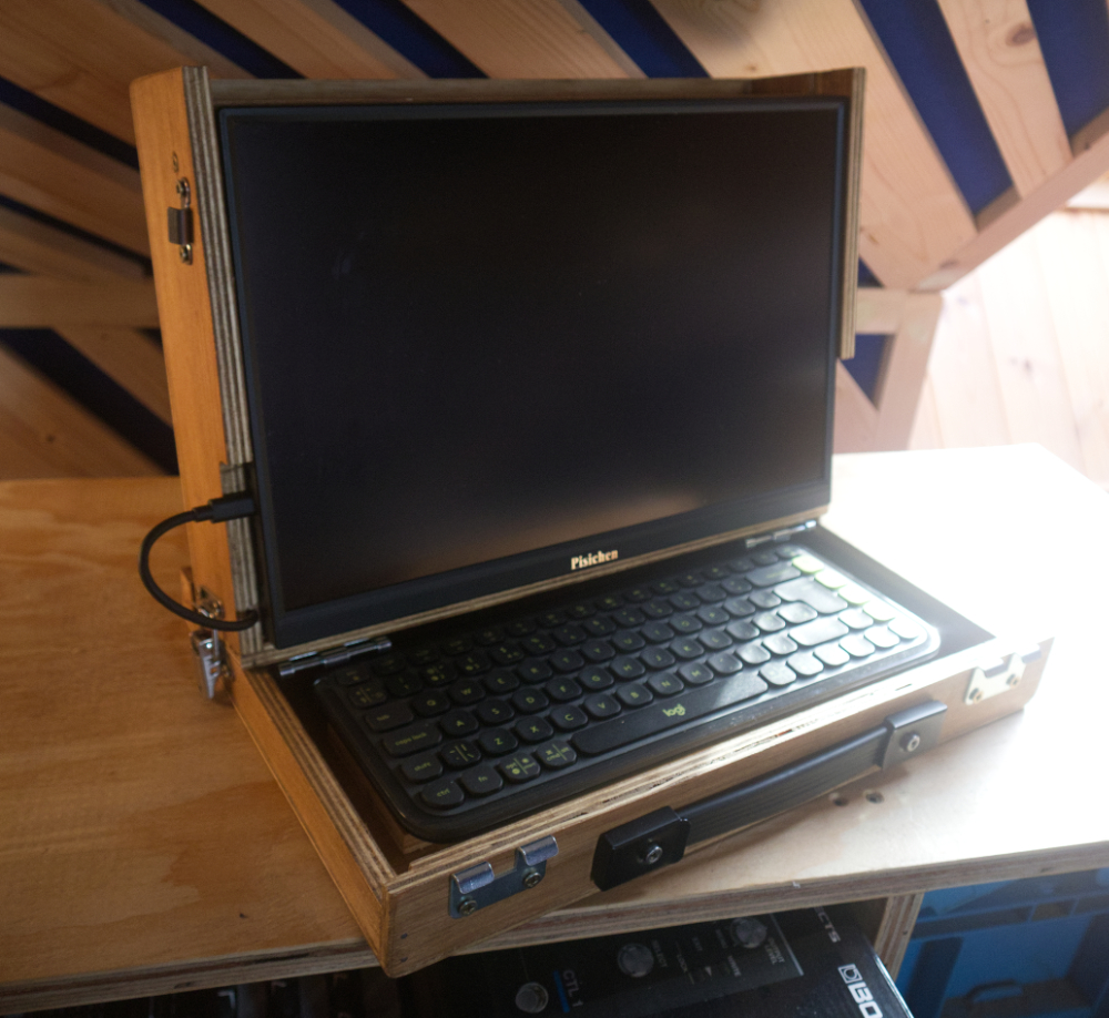 Mattop: Portable Case for Mini PC