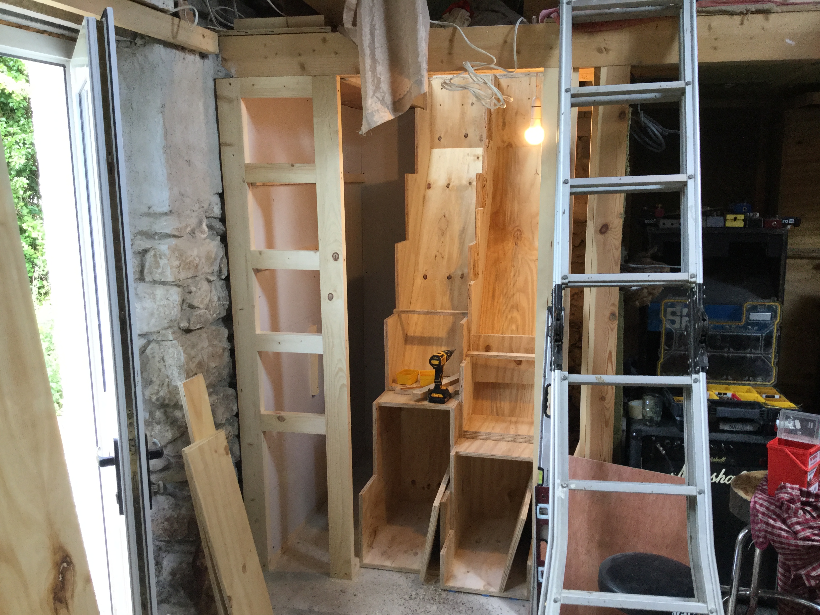 Alternating-tread staircase